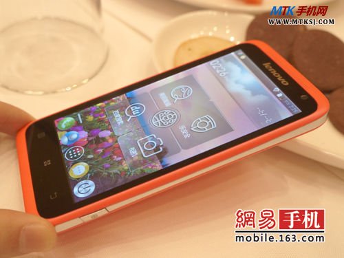 联想乐Phone S720配备4.5英寸qHD屏幕