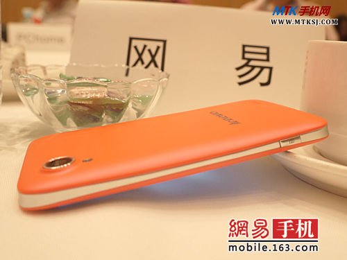 联想乐Phone S720的机身厚度仅为9.9mm