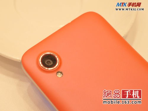 联想乐Phone S720配备800万像素F2。0大光圈镜头